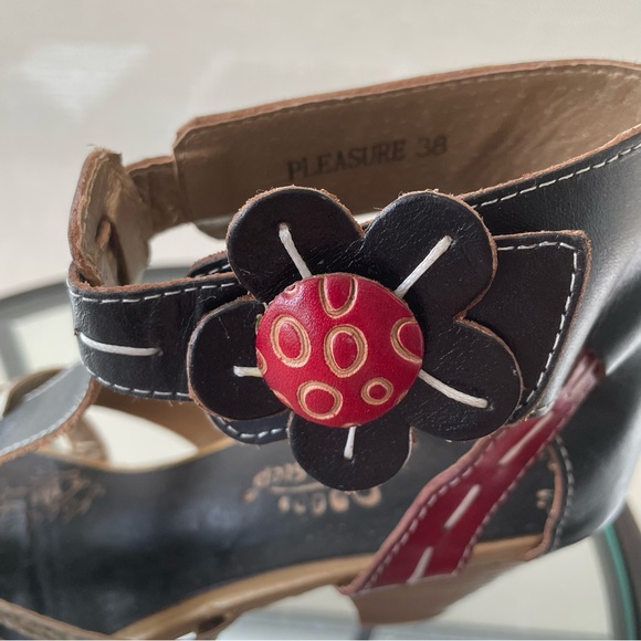 Spring Step sandals with fun floral detailing on the velcro closure. Size 38 - Picture 6 of 13